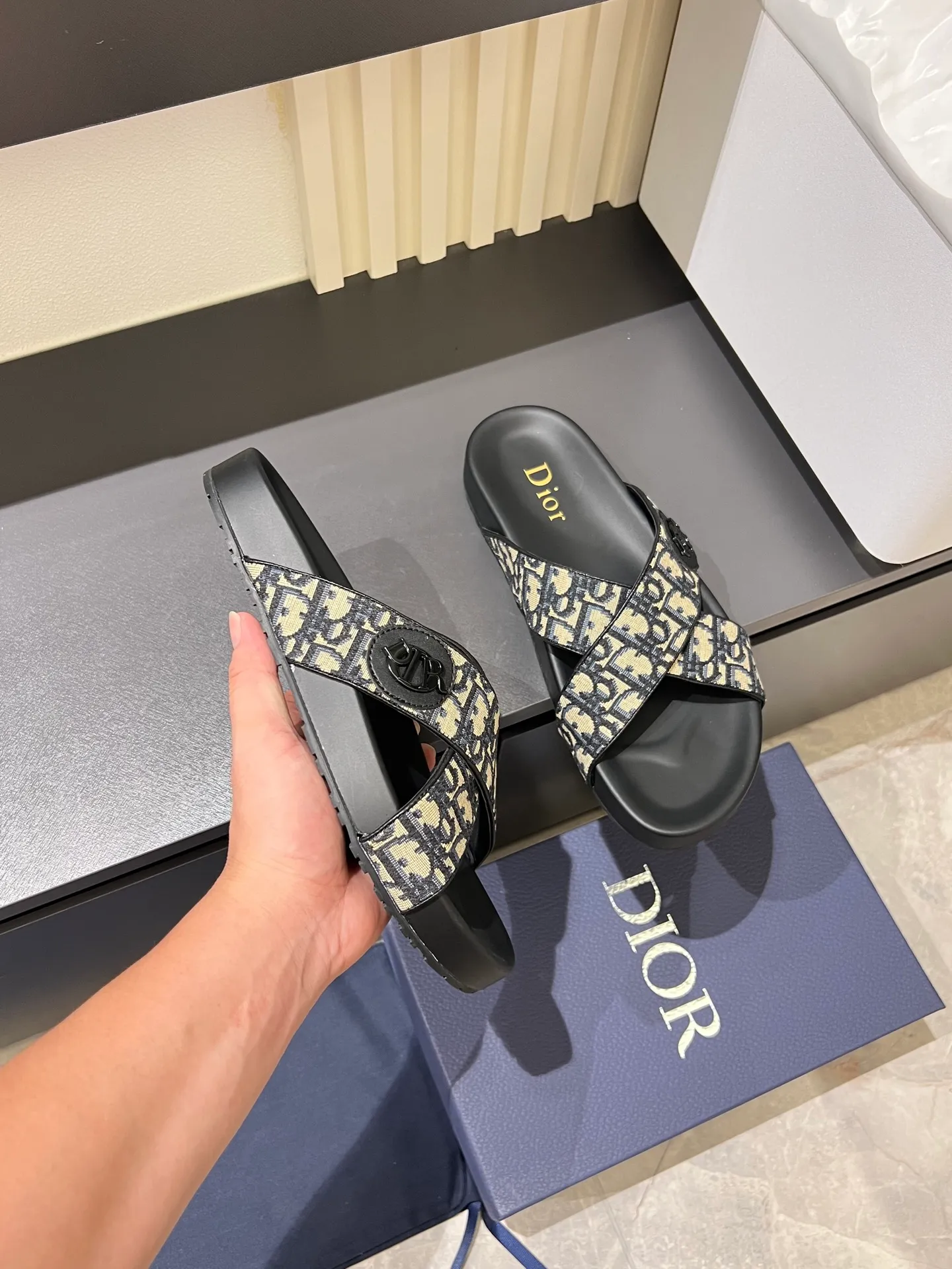 Men's men's shoes 💰p300 Size 38-45 Dior Dior's latest H-Town series Oblique thick sole slippers sandals Original purchase development and production This Dior H-Town sandals pay tribute to the classic logo of sports style and highlight Dior's high-end spirit. Crafted from black rubber with a beige and black Oblique printed upper, it's accentuated with tonal calfskin details. The rubber sole incorporates a variety of elements and is embellished with the Dior logo for a refined, futuristic look. Can be worn with shorts or jeans. Comes with exquisite packaging at the counter 🛍📦 ▪️ Fabric: Original customized imported Oblique embroidery ▪️ Lining: Imported soft sheepskin ▪️ Sole: Original molded ultra-light foam material ▪️ Bottom thickness: 4CM